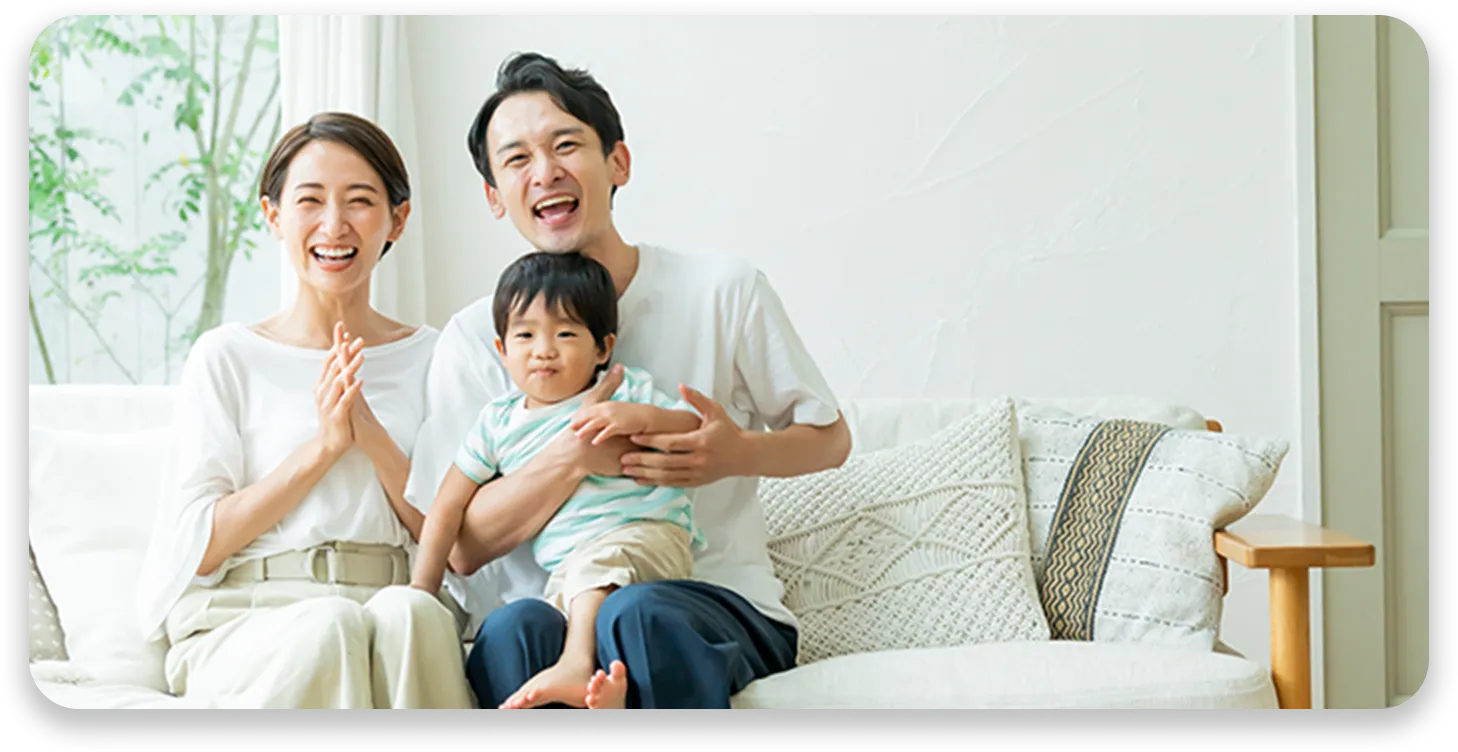 親子３人が楽しそうにソファに座っている様子