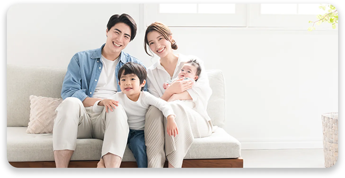 親子4人が楽しそうにソファーに座っている様子